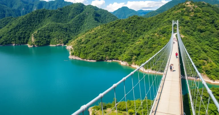 Langkawi Sky Bridge dengan latar belakang gunung Machinchang yang hijau dan langit biru cerah.
