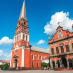 Dataran Belanda di Melaka dengan Gereja Christ Church berwarna merah dan bangunan Stadthuys, dipenuhi pengunjung.