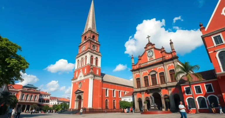 Dataran Belanda di Melaka dengan Gereja Christ Church berwarna merah dan bangunan Stadthuys, dipenuhi pengunjung.